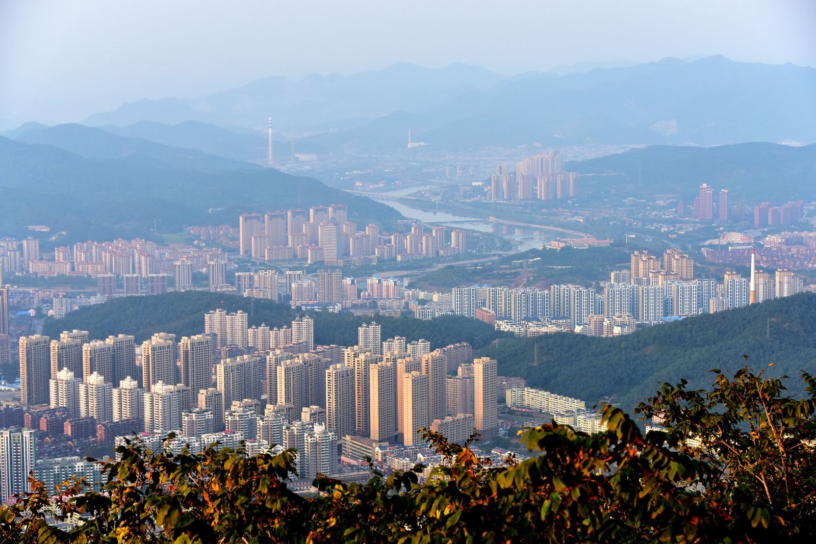 本溪，钢铁之城的崛起及其深远影响